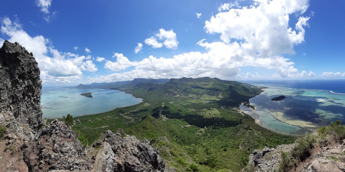 Panoramabild auf dem Le Morne zeigt den Blick auf die Ile de Benetiers und Ile Fourneau