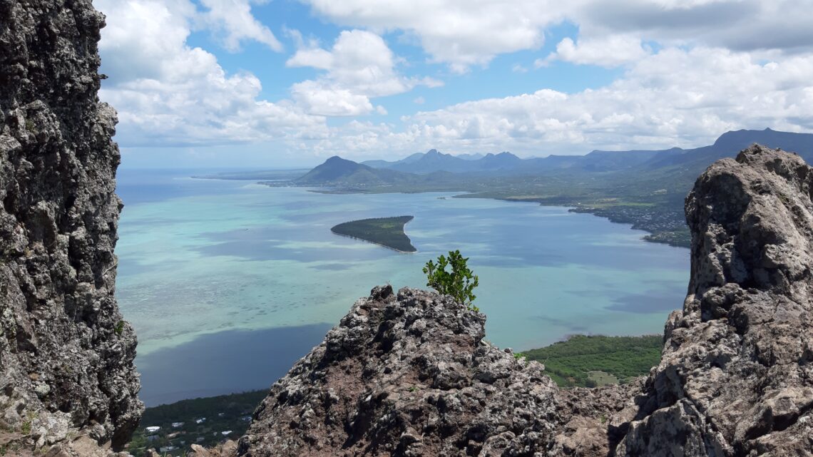 Blick vom Le Morne nach Norden mit der Ile aux Benetiers