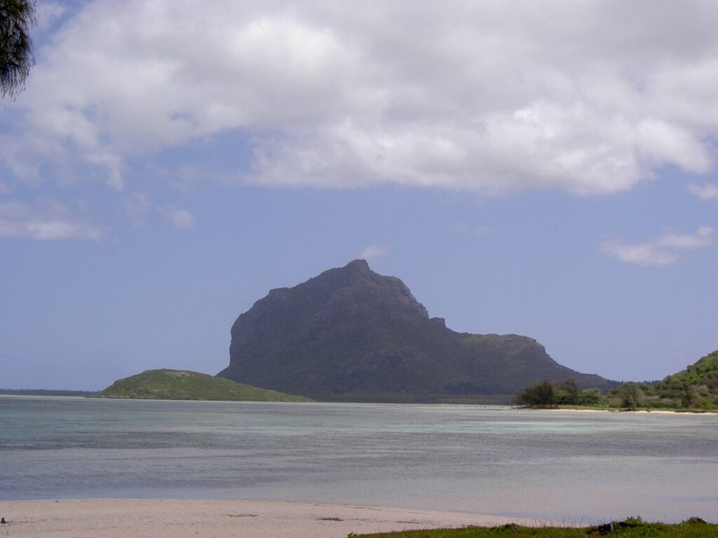 Blick zum Le Morne vom La Prairie Strand aus.