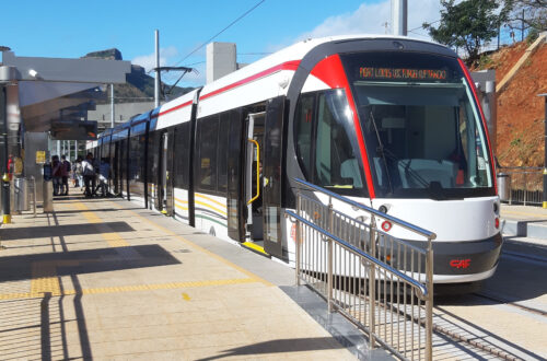 Eine Metro Express Tram steht im Bahnhof von Coromandel.