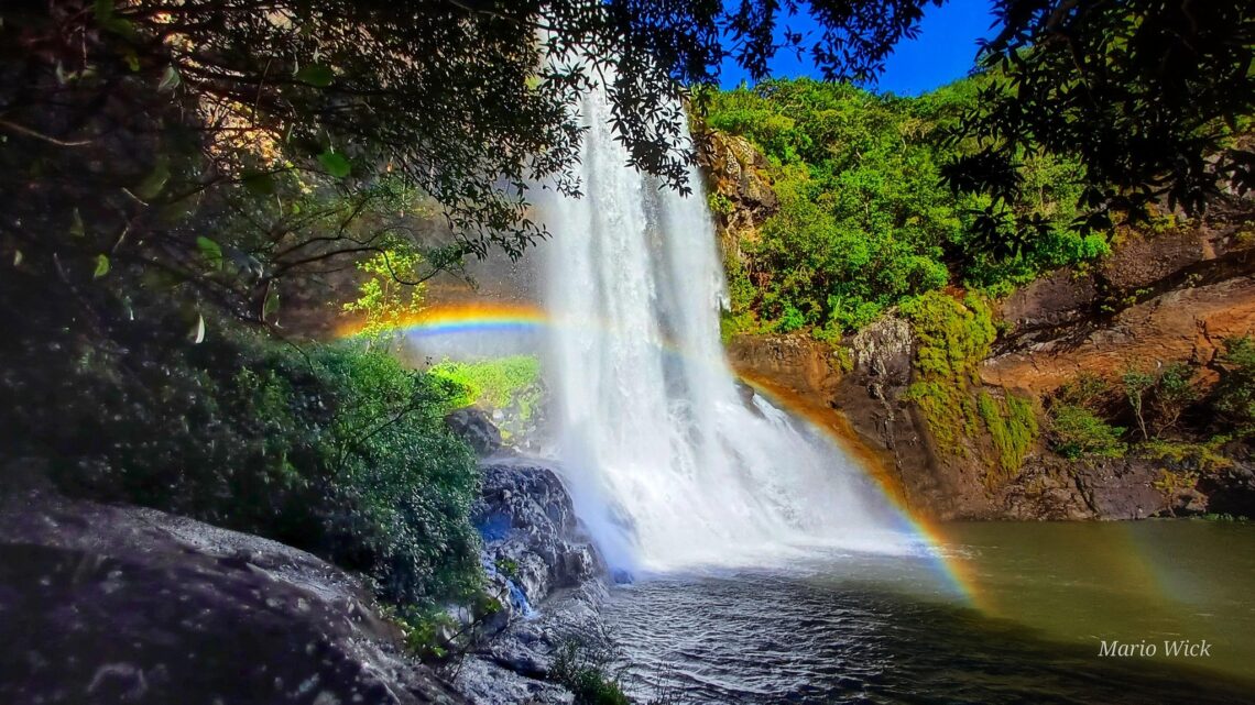 Wasserfall an den sieben Wasserfällen / sept cascades / tamarin falls in Mauritius mit blauem Himmel und Regenbogen vor dem Wasserfall
