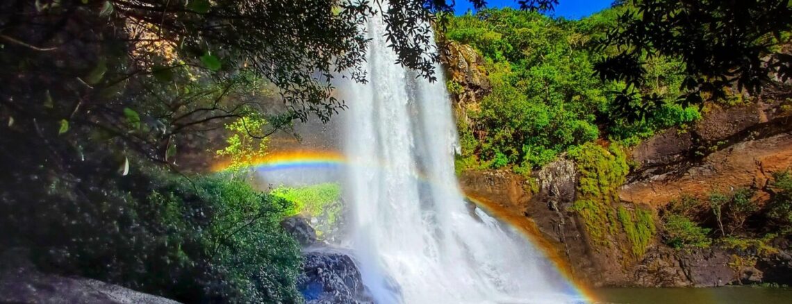 Wasserfall an den sieben Wasserfällen / sept cascades / tamarin falls in Mauritius mit blauem Himmel und Regenbogen vor dem Wasserfall