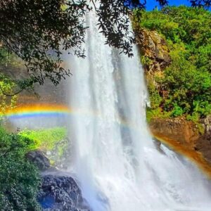 Wasserfall an den sieben Wasserfällen / sept cascades / tamarin falls in Mauritius mit blauem Himmel und Regenbogen vor dem Wasserfall
