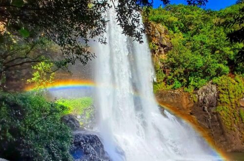 Wasserfall an den sieben Wasserfällen / sept cascades / tamarin falls in Mauritius mit blauem Himmel und Regenbogen vor dem Wasserfall