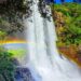 Wasserfall an den sieben Wasserfällen / sept cascades / tamarin falls in Mauritius mit blauem Himmel und Regenbogen vor dem Wasserfall